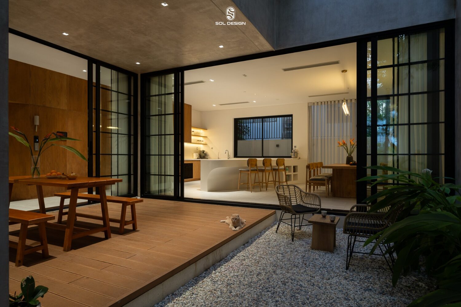 img src="wabi-sabi-sol-design.png" alt="Thiết kế nội thất Wabi Sabi với chất liệu tự nhiên, tông màu đất và bố cục gọn gàng theo tinh thần hiện đại và mộc mạc"