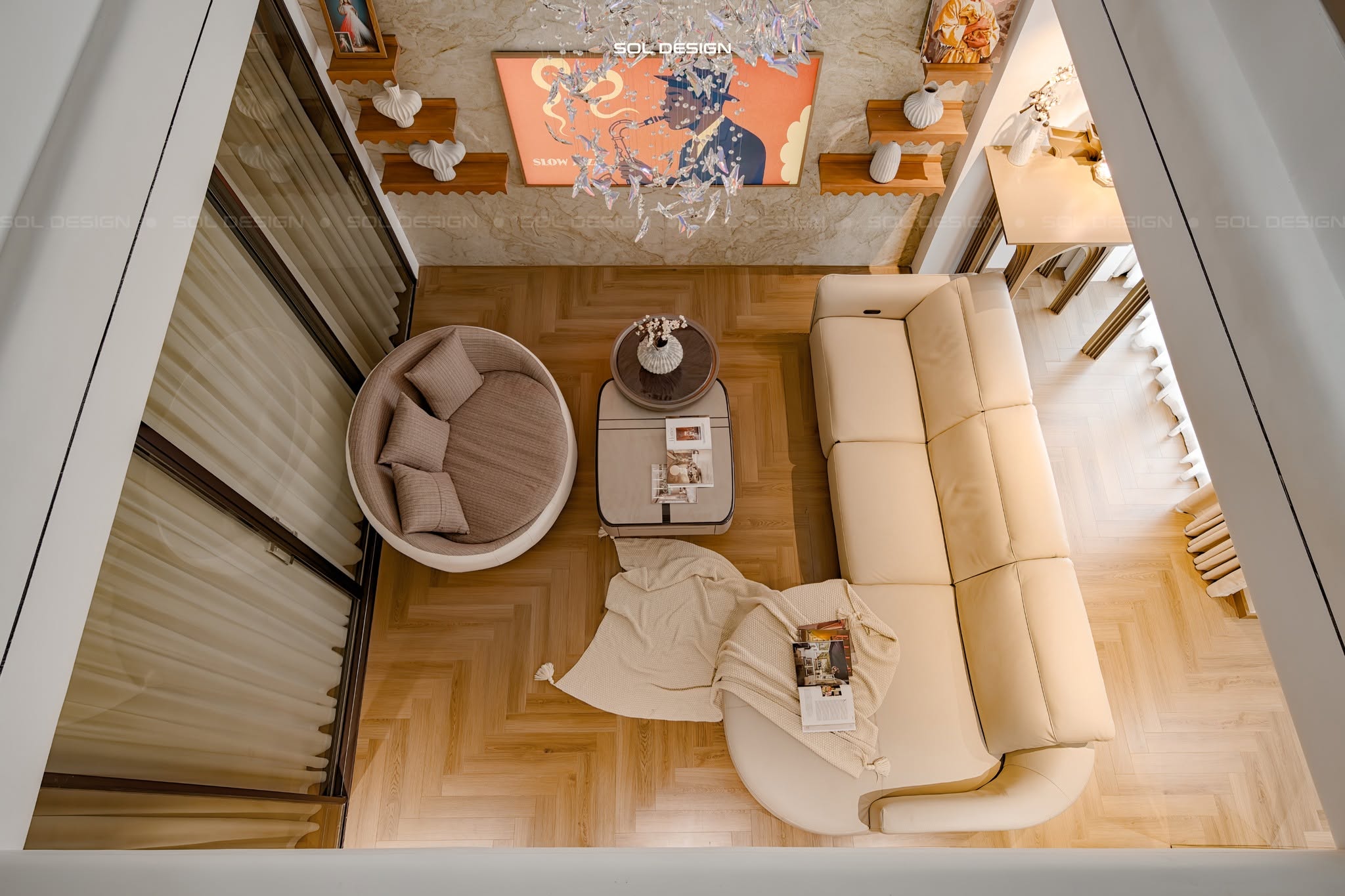 Dự án Sol Design sử dụng nội thất sàn gỗ trong phòng khách hiện đại với tone màu ấm