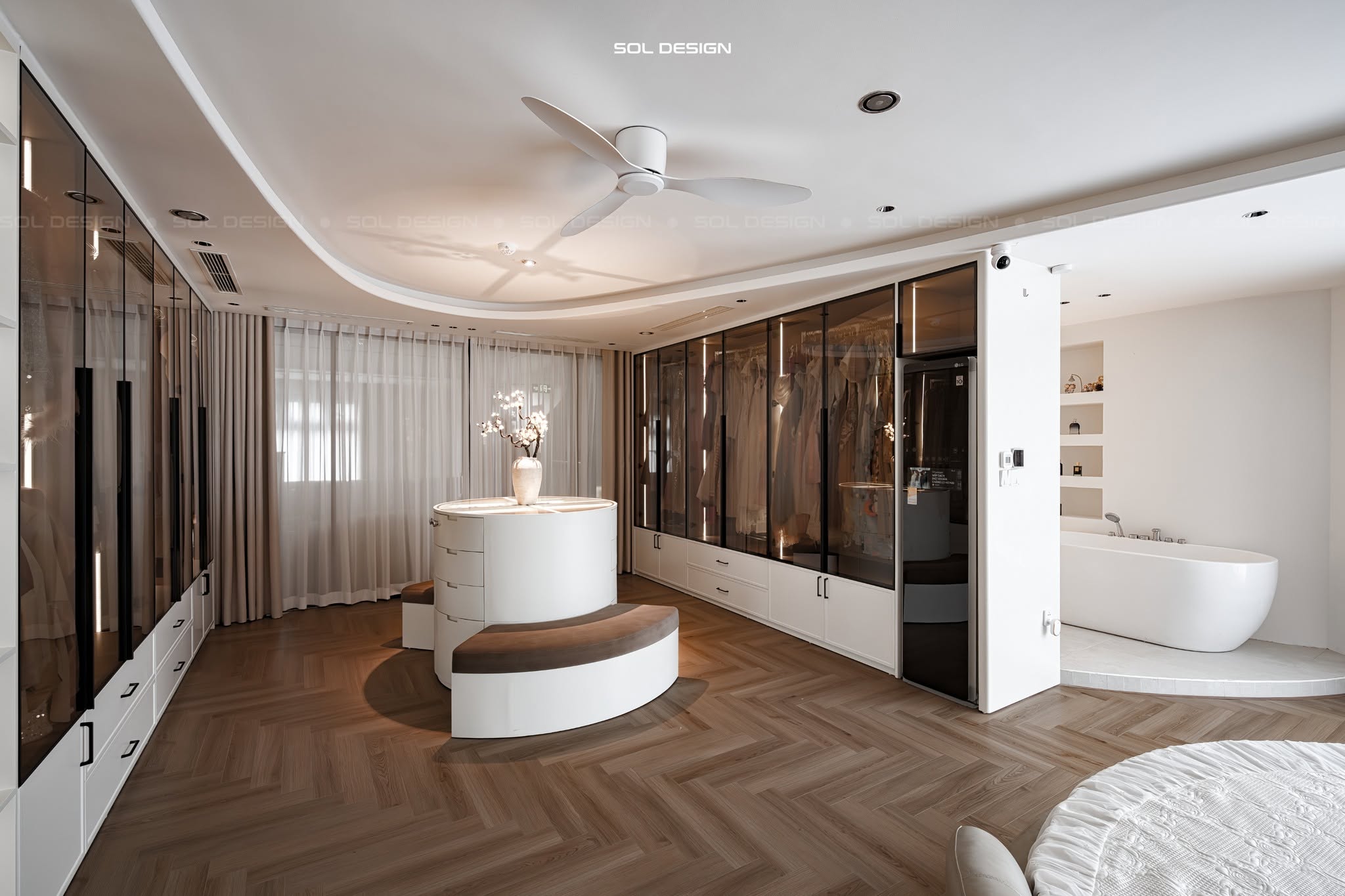 Phòng ngủ do Sol Design thiết kế với sàn gỗ màu trung tính và ánh sáng tự nhiên